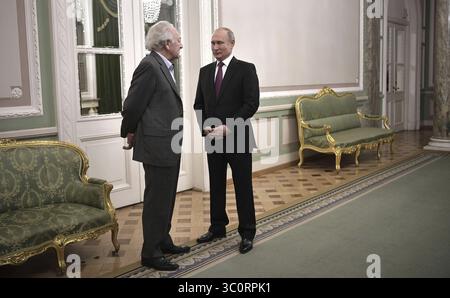 15. Dezember 2018 – St. Petersburg, Russland – der russische Präsident Wladimir Putin, rechts, spricht mit dem künstlerischen Leiter des St. Petersburger Philharmonischen Orchesters Jury Temirkanow am 15. Dezember 2018 in St. Petersburg, Russland. Putin besuchte ein Galakonzert zu Ehren von Temirkanow an seinem 80. Geburtstag während des Internationalen Winterfestivals am Arts Square. (Bild: © Alexei Nikolsky via ZUMA Wire) Stockfoto