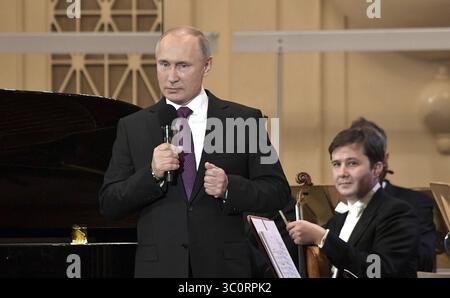 15. Dezember 2018 – St. Petersburg, Russland – der russische Präsident Wladimir Putin hält bei einem Galakonzert zu Ehren des künstlerischen Leiters des St. Petersburger Philharmonischen Orchesters Jury Temirkanow am 15. Dezember 2018 in St. Petersburg, Russland. Die Gala markiert den 80. Geburtstag von Termirkanow und fand während des Internationalen Winterfestes des Arts Square statt. (Bild: © Alexei Nikolsky via ZUMA Wire) Stockfoto