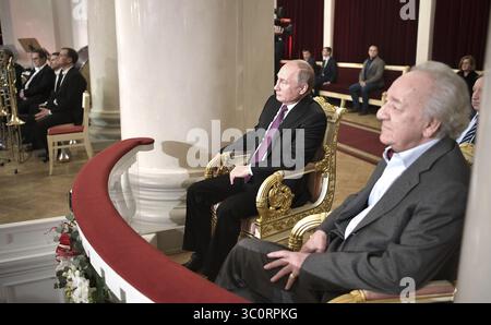 15. Dezember 2018 – St. Petersburg, Russland – der russische Präsident Wladimir Putin, links, sitzt mit dem künstlerischen Leiter des St. Petersburger Philharmonischen Orchesters Jury Temirkanow am 15. Dezember 2018 in St. Petersburg, Russland. Putin besuchte das Galakonzert zu Ehren von Temirkanow an seinem 80. Geburtstag während des Internationalen Winterfestes am Arts Square. (Bild: © Alexei Nikolsky via ZUMA Wire) Stockfoto