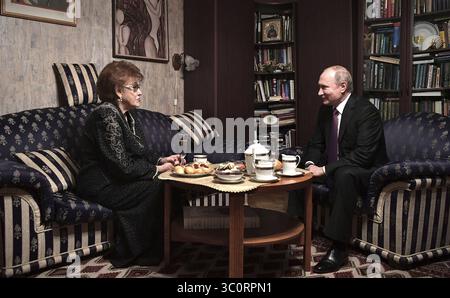 15. Dezember 2018 – St. Petersburg, Russland – der russische Präsident Wladimir Putin besucht Ljudmila Verbitskaja, Linke, Linguistin, Akademikerin und Präsidentin der Staatlichen Universität St. Petersburg am 15. Dezember 2018 in St. Petersburg, Russland. Während des Besuchs überreichte Putin das Abzeichen eines Preisträgers des Präsidenten für seinen Beitrag zur Stärkung der Einheit der russischen Nation in Verbitskaja. (Bild: © Alexei Nikolsky via ZUMA Wire) Stockfoto