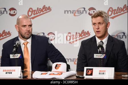 17. Dezember 2018 - Baltimore, MD, USA - der neue Manager von Baltimore Orioles, Brandon Hyde, wird am Montag, den 17. Dezember 2018, von General Manager Mike Elias vorgestellt. Hyde verließ die Chicago Cubs, wo er als Bankmanager fungierte, für seinen ersten Job als Major League Manager. (Bild: © Amy Davis/Baltimore Sun/TNS via ZUMA Wire) Stockfoto