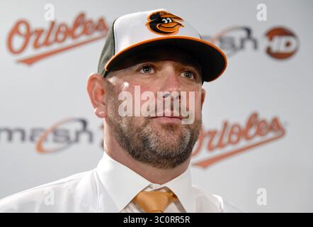 17. Dezember 2018 - Baltimore, MD, USA - der neue Manager von Baltimore Orioles, Brandon Hyde, wird am Montag, den 17. Dezember 2018, von General Manager Mike Elias vorgestellt. Hyde verließ die Chicago Cubs, wo er als Bankmanager fungierte, für seinen ersten Job als Major League Manager. (Bild: © Amy Davis/Baltimore Sun/TNS via ZUMA Wire) Stockfoto