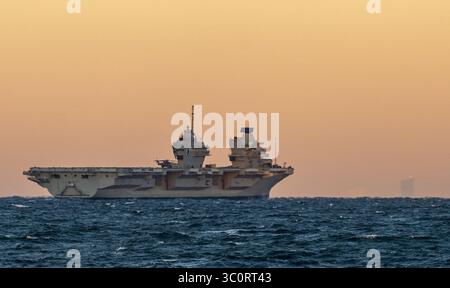 20. November 2018: HMS Queen Elizabeth, Atlantischer Ozean – der Flugzeugträger HMS Queen Elizabeth fährt zusammen mit dem US Navy-Raketenzerstörer USS Michael Monsoor am 20. November 2018 im Atlantik. (Bild: © John Philip Wagner Jr. Via ZUMA Wire) Stockfoto
