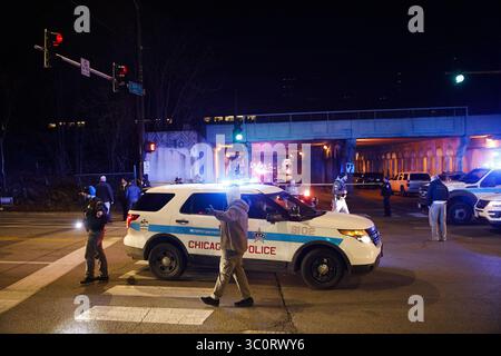 18. Dezember 2018 – Chicago, IL, USA – Polizei arbeitet am Tatort, an dem zwei Offiziere getötet wurden, nachdem sie am Montag, 17. Dezember 2018, von einem South Shore-Zug in der Nähe der 103rd Street und der Dauphin Avenue getroffen wurden (Foto: © Armando L. Sanchez/Chicago Tribune/TNS Via ZUMA Wire) Stockfoto