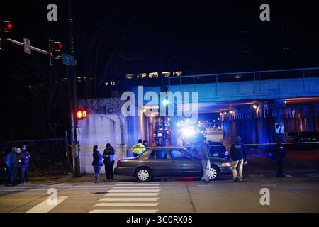 18. Dezember 2018 – Chicago, IL, USA – Polizei untersucht den Tatort, an dem zwei Offiziere getötet wurden, nachdem sie am Montag, 17. Dezember 2018 in Chicago, Illinois, von einem South Shore-Zug in der Nähe der 103rd Street und der Dauphin Avenue getroffen wurden (Credit Image: © Armando L. Sanchez/Chicago Tribune/TNS via ZUMA Wire) Stockfoto