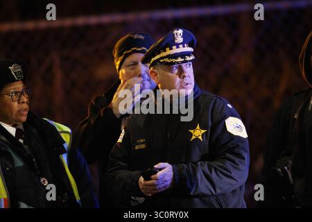 17. Dezember 2018 – Chicago, Illinois, USA – die Polizei arbeitet am Tatort, an dem zwei Polizisten getötet wurden, nachdem sie am Montag, den 17. Dezember 2018, von einem South Shore-Zug in der Nähe der 103rd Street und der Dauphin Avenue in Chicago getroffen wurden. (Bild: © Armando L. Sanchez/Chicago Tribune/TNS via ZUMA Wire) Stockfoto
