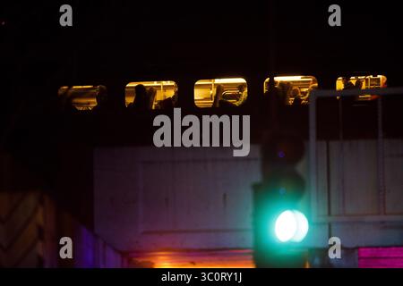 17. Dezember 2018 – Chicago, Illinois, USA – Passagiere sitzen in einem Zug, während die Polizei am Tatort zwei Polizisten getötet hat, nachdem sie am Montag, den 17. Dezember 2018, von einem South Shore-Zug in der Nähe der 103rd Street und der Dauphin Avenue getroffen wurden. (Bild: © Armando L. Sanchez/Chicago Tribune/TNS via ZUMA Wire) Stockfoto