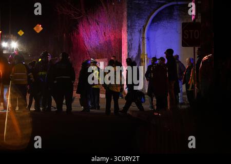 17. Dezember 2018 – Chicago, Illinois, USA – Passagiere an der Südküste werden an der Haltestelle 103rd Street Rosemoor zu Bussen gebracht, nachdem zwei Chicagoer Offiziere von einem Zug getötet wurden, als sie einen Schussruf am Montag, den 17. Dezember 2018, untersucht hatten. (Bild: © E. Jason Wambsgans/Chicago Tribune/TNS via ZUMA Wire) Stockfoto