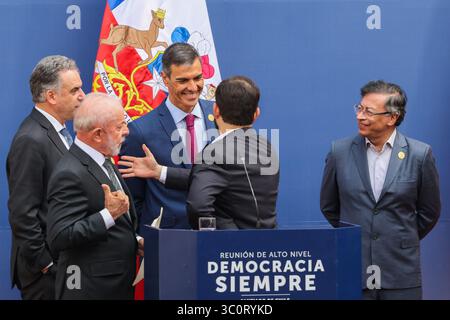 Der Präsident der Republik Gabriel Boric Font wird mit den Präsidenten Brasiliens Luiz Inácio Lula da Silva, Spaniens Pedro Sánchez und Uruguays Yamandú Orsi gesehen. und von Kolumbien, Gustavo Petro, während eines Forums über Demokratie und Multilateralismus im La Moneda Palace. Der Präsident der Republik, Gabriel Boric Font, empfing die Präsidenten Brasiliens, Luiz Inácio Lula da Silva, Spaniens, Pedro Sánchez, Uruguays, Yamandú Orsi; und von Kolumbien, Gustavo Petro während des Treffens. Das hochrangige Treffen "Demokratie immer" ist eine Folgeveranstaltung zum ersten Treffen der Initiative "zur Verteidigung der Demokratie" Stockfoto