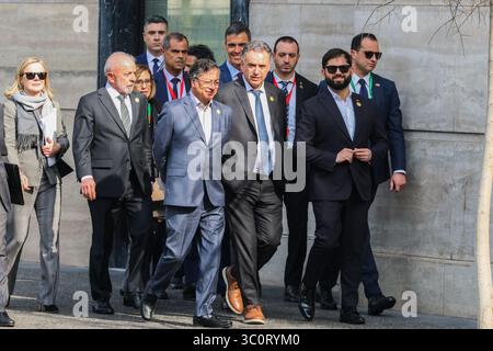 Der Präsident der Republik, Gabriel Boric Font (L), wird zusammen mit den Präsidenten Brasiliens, Luiz Inácio Lula da Silva, Spaniens Pedro Sánchez, Uruguays, Yamandú Orsi, gesehen. und von Kolumbien, Gustavo Petro, während eines Forums über Demokratie und Multilateralismus im La Moneda Palace. Der Präsident der Republik, Gabriel Boric Font, empfing die Präsidenten Brasiliens, Luiz Inácio Lula da Silva, Spaniens, Pedro Sánchez, Uruguays, Yamandú Orsi; und von Kolumbien, Gustavo Petro während des Treffens. Das hochrangige Treffen "Demokratie immer" ist eine Folgeveranstaltung zum ersten Treffen der Initiative "in Defense of Democ Stockfoto
