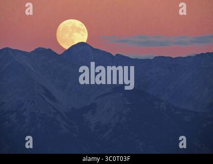 15. Oktober 2018: Hooper, CO, Vereinigte Staaten von Amerika - der Harvest Moon erhebt sich über 14.345 Meter auf dem Blanca Peak, südlich der Sanddünen im Great Sand Dunes National Park in Colorado. Der Blanca Peak in den Sangre de Cristo Mountains ist nur etwa zwei Monate im Jahr karg, bevor er mit Schnee bedeckt wird. (Bild: © Patrick Myers via ZUMA Wire) Stockfoto