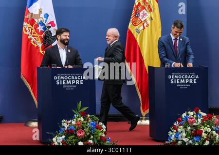 Der brasilianische Präsident Luiz Inácio Lula da Silva (C) will auf einem Forum über Demokratie und Multilateralismus im La Moneda Palace eine Erklärung abgeben. Der Präsident der Republik, Gabriel Boric Font, empfing die Präsidenten Brasiliens, Luiz Inácio Lula da Silva, Spaniens, Pedro Sánchez, Uruguays, Yamandú Orsi; und von Kolumbien, Gustavo Petro während des Treffens. Das hochrangige Treffen "Demokratie immer" ist eine Folgeveranstaltung zu der ersten Sitzung der Initiative "zur Verteidigung der Demokratie, Bekämpfung des Extremismus", die 2024 von den Präsidenten Brasiliens und Spaniens im Rahmen der 79. Tagung des organisiert wurde Stockfoto