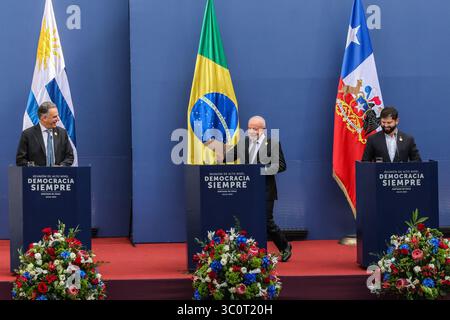 Der brasilianische Präsident Luiz Inácio Lula da Silva bewarb sich, um eine Erklärung während eines Forums über Demokratie und Multilateralismus im La Moneda Palace abzugeben. Der Präsident der Republik, Gabriel Boric Font, empfing die Präsidenten Brasiliens, Luiz Inácio Lula da Silva, Spaniens, Pedro Sánchez, Uruguays, Yamandú Orsi; und von Kolumbien, Gustavo Petro während des Treffens. Die hochrangige Tagung "Demokratie immer" ist eine Folgeveranstaltung zu der ersten Sitzung der Initiative "zur Verteidigung der Demokratie, Bekämpfung des Extremismus", die 2024 von den Präsidenten Brasiliens und Spaniens im Rahmen der 79. Tagung der Einheit organisiert wurde Stockfoto