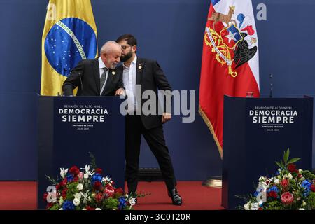 Der chilenische Präsident Gabriel Boric spricht mit dem brasilianischen Präsidenten Luiz Inácio Lula da Silva während eines Forums über Demokratie und Multilateralismus im La Moneda Palace. Der Präsident der Republik, Gabriel Boric Font, empfing die Präsidenten Brasiliens, Luiz Inácio Lula da Silva, Spaniens, Pedro Sánchez, Uruguays, Yamandú Orsi; und von Kolumbien, Gustavo Petro während des Treffens. Das hochrangige Treffen "Demokratie immer" ist eine Folgeveranstaltung zu der ersten Tagung der Initiative "zur Verteidigung der Demokratie, Bekämpfung des Extremismus", die 2024 von den Präsidenten Brasiliens und Spaniens im Rahmen der 79 Stockfoto