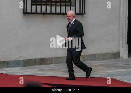 Der brasilianische Präsident Luiz Inácio Lula da Silva bewarb sich, um eine Erklärung während eines Forums über Demokratie und Multilateralismus im La Moneda Palace abzugeben. Der Präsident der Republik, Gabriel Boric Font, empfing die Präsidenten Brasiliens, Luiz Inácio Lula da Silva, Spaniens, Pedro Sánchez, Uruguays, Yamandú Orsi; und von Kolumbien, Gustavo Petro während des Treffens. Die hochrangige Tagung "Demokratie immer" ist eine Folgeveranstaltung zu der ersten Sitzung der Initiative "zur Verteidigung der Demokratie, Bekämpfung des Extremismus", die 2024 von den Präsidenten Brasiliens und Spaniens im Rahmen der 79. Tagung der Einheit organisiert wurde Stockfoto