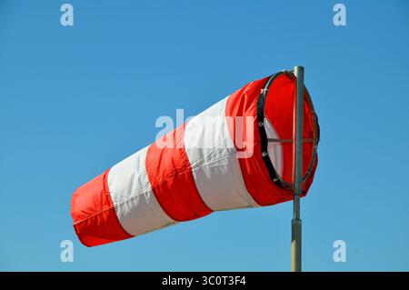 Der Windsock auf dem Himmel Hintergrund Stockfoto