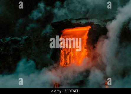Aktiver Lavafluss vom Kilauea Vulkan – feuriger Ausbruch im Hawaii Volcanoes National Park Stockfoto
