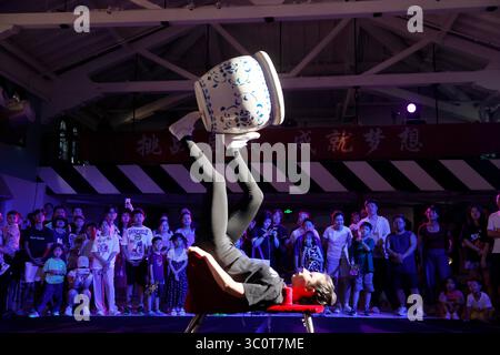 Shanghai, China. 20. Juli 2025. Die immersive akrobatische Performance „Full of Beans“ wurde am 20. Juli 2025 in Shanghai aufgeführt. Das Publikum kann nicht nur mit den Darstellern interagieren, sondern auch die Schwierigkeiten und den Charme der Akrobatik erleben. Quelle: Yin Liqin/China News Service/Alamy Live News Stockfoto