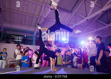 Shanghai, China. 20. Juli 2025. Die immersive akrobatische Performance „Full of Beans“ wurde am 20. Juli 2025 in Shanghai aufgeführt. Das Publikum kann nicht nur mit den Darstellern interagieren, sondern auch die Schwierigkeiten und den Charme der Akrobatik erleben. Quelle: Yin Liqin/China News Service/Alamy Live News Stockfoto