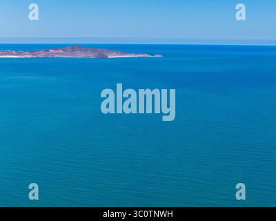 Alcatraz Island in der Kino Bay, in der Gemeinde Hermosillo, Teil des Golfs von Kalifornien, auch bekannt als das Meer von Cortez oder Bermejo Meer, in der zentralwestlichen Region des Bundesstaates Sonora, in der Sonora Wüste und an der Küste des Meeres von Cortez. Die mexikanische Stadt Kino Viejo (Foto: Luis Gutierrez/Norte Photo) Isla Alcatraz en Bahía de Kino en municipio de Hermosillo 2025, parte del golfo de California también como mar de Cortés o mar Bermejo, en la Región Centro-oeste del estado de Sonora, en la Zona del desierto sonorense y en la costa del mar de Cortés. pueblo mexica Stockfoto