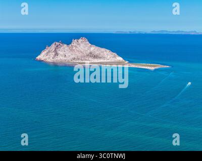 Alcatraz Island in der Kino Bay, in der Gemeinde Hermosillo, Teil des Golfs von Kalifornien, auch bekannt als das Meer von Cortez oder Bermejo Meer, in der zentralwestlichen Region des Bundesstaates Sonora, in der Sonora Wüste und an der Küste des Meeres von Cortez. Die mexikanische Stadt Kino Viejo (Foto: Luis Gutierrez/Norte Photo) Isla Alcatraz en Bahía de Kino en municipio de Hermosillo 2025, parte del golfo de California también como mar de Cortés o mar Bermejo, en la Región Centro-oeste del estado de Sonora, en la Zona del desierto sonorense y en la costa del mar de Cortés. pueblo mexica Stockfoto