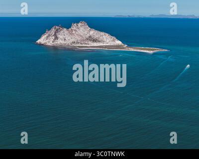 Alcatraz Island in der Kino Bay, in der Gemeinde Hermosillo, Teil des Golfs von Kalifornien, auch bekannt als das Meer von Cortez oder Bermejo Meer, in der zentralwestlichen Region des Bundesstaates Sonora, in der Sonora Wüste und an der Küste des Meeres von Cortez. Die mexikanische Stadt Kino Viejo (Foto: Luis Gutierrez/Norte Photo) Isla Alcatraz en Bahía de Kino en municipio de Hermosillo 2025, parte del golfo de California también como mar de Cortés o mar Bermejo, en la Región Centro-oeste del estado de Sonora, en la Zona del desierto sonorense y en la costa del mar de Cortés. pueblo mexica Stockfoto