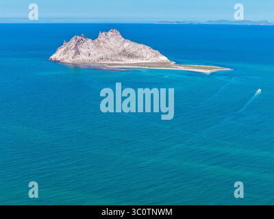 Alcatraz Island in der Kino Bay, in der Gemeinde Hermosillo, Teil des Golfs von Kalifornien, auch bekannt als das Meer von Cortez oder Bermejo Meer, in der zentralwestlichen Region des Bundesstaates Sonora, in der Sonora Wüste und an der Küste des Meeres von Cortez. Die mexikanische Stadt Kino Viejo (Foto: Luis Gutierrez/Norte Photo) Isla Alcatraz en Bahía de Kino en municipio de Hermosillo 2025, parte del golfo de California también como mar de Cortés o mar Bermejo, en la Región Centro-oeste del estado de Sonora, en la Zona del desierto sonorense y en la costa del mar de Cortés. pueblo mexica Stockfoto