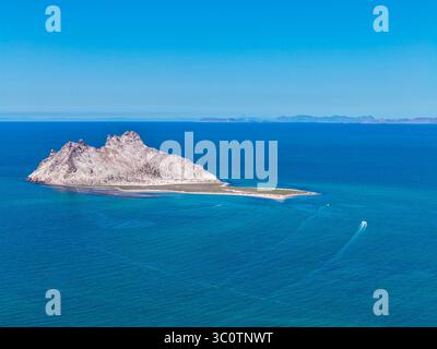 Alcatraz Island in der Kino Bay, in der Gemeinde Hermosillo, Teil des Golfs von Kalifornien, auch bekannt als das Meer von Cortez oder Bermejo Meer, in der zentralwestlichen Region des Bundesstaates Sonora, in der Sonora Wüste und an der Küste des Meeres von Cortez. Die mexikanische Stadt Kino Viejo (Foto: Luis Gutierrez/Norte Photo) Isla Alcatraz en Bahía de Kino en municipio de Hermosillo 2025, parte del golfo de California también como mar de Cortés o mar Bermejo, en la Región Centro-oeste del estado de Sonora, en la Zona del desierto sonorense y en la costa del mar de Cortés. pueblo mexica Stockfoto