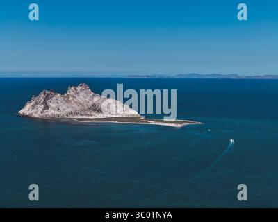 Alcatraz Island in der Kino Bay, in der Gemeinde Hermosillo, Teil des Golfs von Kalifornien, auch bekannt als das Meer von Cortez oder Bermejo Meer, in der zentralwestlichen Region des Bundesstaates Sonora, in der Sonora Wüste und an der Küste des Meeres von Cortez. Die mexikanische Stadt Kino Viejo (Foto: Luis Gutierrez/Norte Photo) Isla Alcatraz en Bahía de Kino en municipio de Hermosillo 2025, parte del golfo de California también como mar de Cortés o mar Bermejo, en la Región Centro-oeste del estado de Sonora, en la Zona del desierto sonorense y en la costa del mar de Cortés. pueblo mexica Stockfoto
