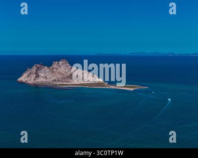 Alcatraz Island in der Kino Bay, in der Gemeinde Hermosillo, Teil des Golfs von Kalifornien, auch bekannt als das Meer von Cortez oder Bermejo Meer, in der zentralwestlichen Region des Bundesstaates Sonora, in der Sonora Wüste und an der Küste des Meeres von Cortez. Die mexikanische Stadt Kino Viejo (Foto: Luis Gutierrez/Norte Photo) Isla Alcatraz en Bahía de Kino en municipio de Hermosillo 2025, parte del golfo de California también como mar de Cortés o mar Bermejo, en la Región Centro-oeste del estado de Sonora, en la Zona del desierto sonorense y en la costa del mar de Cortés. pueblo mexica Stockfoto