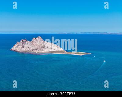 Alcatraz Island in der Kino Bay, in der Gemeinde Hermosillo, Teil des Golfs von Kalifornien, auch bekannt als das Meer von Cortez oder Bermejo Meer, in der zentralwestlichen Region des Bundesstaates Sonora, in der Sonora Wüste und an der Küste des Meeres von Cortez. Die mexikanische Stadt Kino Viejo (Foto: Luis Gutierrez/Norte Photo) Isla Alcatraz en Bahía de Kino en municipio de Hermosillo 2025, parte del golfo de California también como mar de Cortés o mar Bermejo, en la Región Centro-oeste del estado de Sonora, en la Zona del desierto sonorense y en la costa del mar de Cortés. pueblo mexica Stockfoto