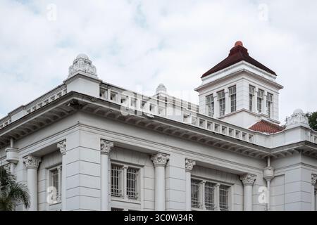 Architektonische Details eines historischen weißen niederländischen Kolonialgebäudes in Kota Tua, Jakarta, mit Turm, Fenstern und klassischem Stil. Stockfoto
