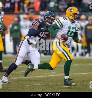 16. Dezember 2018: Chicago, Illinois, USA - Bears #95 Roy Robertson-Harris jagt den Quarterback #12 Aaron Rodgers bei den NFL-Spielen zwischen den Green Bay Packers und Chicago Bears im Soldier Field in Chicago, Illinois. Fotograf: Mike Wulf (Kreditbild: &Copy; Mike Wulf/CSM via ZUMA Wire) Stockfoto