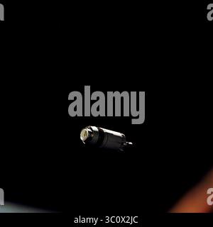 21. Dezember 1968 - Weltraum - Dies ist ein Foto von der Raumsonde Apollo 8 mit Blick auf die dritte Phase des Saturn V (S-IVB), von der sich das Raumschiff gerade nach der transmonaren Injektion getrennt hatte. An der S-IVB ist der Lunar Module Test Article (LTA) angebracht, der die Masse eines Lunar Module (LM) auf der Mondumlaufmission Apollo 8 simulierte. Die 29-Fuß-Paneele des Raumschiffs LM Adapter, die die LTA während des Starts umschlossen, wurden bereits abgefeuert und sind außer Sicht. Sonnenlicht, das von kleinen Partikeln reflektiert wird, zeigt das „Glühwürmchen“-Phänomen, das von Astronaut John berichtet wurde Stockfoto