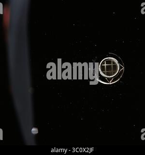 21. Dezember 1968 - Weltraum - Dies ist ein Foto von der Raumsonde Apollo 8 mit Blick auf die dritte Phase des Saturn V (S-IVB), von der sich das Raumschiff gerade nach der transmonaren Injektion getrennt hatte. (Halten Sie das Bild mit S-IVB oben in der Mitte). An der S-IVB ist der Lunar Module Test Article (LTA) angebracht, der die Masse eines Lunar Module (LM) auf der Mondumlaufmission Apollo 8 simulierte. Die 29-Fuß-Paneele des Raumschiffs LM Adapter, die die LTA während des Starts umschlossen, wurden bereits abgefeuert und sind außer Sicht. Sonnenlicht, das von kleinen Partikeln reflektiert wird, zeigt das „Glühwürmchen“-Phänomen Stockfoto