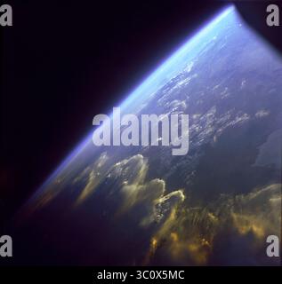 5. Dezember 1965 - Bolivien - Wolkenwellen entlang der Ostflanken der Anden werfen durch den niedrigen Winkel der Sonne im Westen ein oranges Leuchten aus. Der dunkle Bereich links ist der Terminator der Erde. Diese Ansicht wurde von Astronauten Frank Borman und James A. Lovell während der Gemini 7 Mission fotografiert, die von Nordbolivien aus Richtung Süden über die Anden blickten. Die intermontanen Salzbecken sind im Hintergrund sichtbar. (Kreditbild: © NASA/ZUMA Wire/ZUMAPRESS.com) Stockfoto