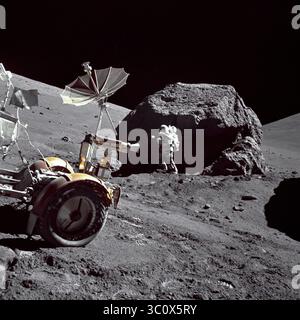 13. Dezember 1972 - Mondoberfläche - der Geologe Harrison H. Schmitt wird während der dritten außerfahrbaren Aktivität des Apollo 17 (EVA-3) am Landeplatz Taurus-Littrow neben einem riesigen, geteilten Felsblock an der Station 6 auf dem geneigten Fuß des Nordmassivs fotografiert. Das „Rover“ Lunar Roving Vehicle (LRV) befindet sich im Vordergrund links. Schmitt ist der Pilot des Apollo 17 Lunar Module. Dieses Foto wurde von Commander Eugene A. Cernan aufgenommen. (Kreditbild: © NASA/ZUMA Wire/ZUMAPRESS.com) Stockfoto