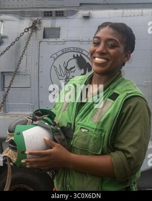 Miami Native ist an Bord der USS John Finn (DDG 113) unterwegs und führt Operationen im Japanischen Meer durch Stockfoto