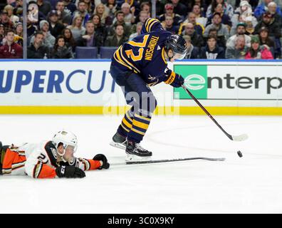 22. Dezember 2018: Anaheim Ducks Verteidiger Jake Dotchin (21) taucht ab, um den Puck von Buffalo Sabres rechten Flügeltagen Thompson (72) zu befreien, der während der zweiten Spielzeit im NHL-Hockeyspiel zwischen den Anaheim Ducks und Buffalo Sabres im KeyBank Center in Buffalo, N.Y. (Nicholas T. LoVerde/Cal Sport Media) (Credit Image: &ZUMA Wire) Stockfoto