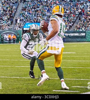 23. Dezember 2018 – East Rutherford, New Jersey, USA – New York Jets Cornerback Darryl Roberts (27) will einen Tackle auf dem Green Bay Packers Wide Receiver Equanimeous St. Brown (19) machen und wird dazu aufgerufen, während eines NFL-Spiels zwischen den Green Bay Packers und den New York Jets im MetLife Stadium in East Rutherford, New Jersey, zu einem Kopf-an-Kopf-an-Kopf-an-Kopf zu kommen. Die New York Jets sind begeistert von den Green Bay Packers 44-38 in Überstunden. Duncan Williams/CSM(Kreditbild: &Copy; Duncan Williams/CSM via ZUMA Wire) Stockfoto