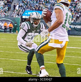 23. Dezember 2018 – East Rutherford, New Jersey, USA – New York Jets Cornerback Darryl Roberts (27) will einen Tackle auf dem Green Bay Packers Wide Receiver Equanimeous St. Brown (19) machen und wird dazu aufgerufen, während eines NFL-Spiels zwischen den Green Bay Packers und den New York Jets im MetLife Stadium in East Rutherford, New Jersey, zu einem Kopf-an-Kopf-an-Kopf-an-Kopf zu kommen. Die New York Jets sind begeistert von den Green Bay Packers 44-38 in Überstunden. Duncan Williams/CSM(Kreditbild: &Copy; Duncan Williams/CSM via ZUMA Wire) Stockfoto