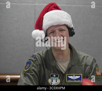 24. Dezember 2018 - Colorado Springs, CO, Vereinigte Staaten von Amerika - Ein Freiwilliger beantwortet Telefone und E-Mails von Kindern aus aller Welt während der jährlichen NORAD Tracks Santa-Veranstaltung am 24. Dezember 2018 in Colorado Springs, Colorado. Im vergangenen Jahr beantworteten mehr als 1.600 Freiwillige 125.000 Telefonanrufe, 2.000 E-Mails und 7.450 On-Star-Anfragen von Kindern aus aller Welt, wo der Weihnachtsmann ist und wann er in ihrem Haus ankommt. (Bild: © Alexandra M. Longfellow Via ZUMA Wire) Stockfoto