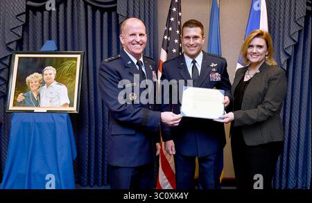 8. März 2017: Washington, District of Columbia, USA. Stephen Wilson, stellvertretender Stabschef der Air Force, überreicht Colonel John Wagner und seine Frau Jennifer den O’Malley Award 2016 während einer Pentagon-Zeremonie am 7. März 2017. Die Wagners erhielten den Preis für ihre Arbeit auf der Buckley Air Force Base. Colol. (Bild: © U.S. Air Force/ZUMA Wire/ZUMAPRESS.com) Stockfoto