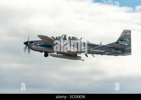 1. August 2017 - Holloman Air Force Base, New Mexico, USA - Ein Embraer EMB 314 Super Tucano A-29-Experimentalflugzeug fliegt über der White Sands Missile Range. Die A-29 nimmt am Light Attack Experiment (OA-X) der US Air Force Teil, einer Reihe von Versuchen, um die Durchführbarkeit von leichten Flugzeugen in Angriffsrollen zu bestimmen. (Bild: © U.S. Air Force/ZUMA Wire/ZUMAPRESS.com) Stockfoto