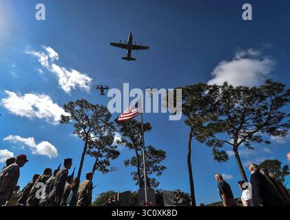 24. April 2018 - Hurlburt Field, Florida, USA - ein MC-130H Combat Talon II mit der 15th Special Operations Squadron und zwei CV-22 Ospreys mit der 8th Special Operations Squadron führen einen Überflug während einer Gedenkzeremonie zum 38. Jahrestag der Operation Eagle Claw am 24. April 2018 im Hurlburt Field, Fla durch. Die Operation Eagle Claw war eine versuchte Geiselrettungsmission im Jahr 1980, bei der fünf Airmen und drei Marines ihr Leben opferten, als zwei der beteiligten Flugzeuge in Desert One, dem Einsatzort der Mission, kollidierten. (Bild: © U.S. Air Force/ZUMA Wire/ZUMAPRESS Stockfoto
