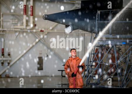 7. Mai 2018 - Moody Air Force Base, Georgia, USA - Senior Airman Aaron Brewer, Crewchef der 71st Aircraft Maintenance Unit, benutzt einen Waschmaschine zur Reinigung eines HC-130J Combat King II, 7. Mai 2018 auf der Moody Air Force Base, Ga Nach der Rückkehr nach einer Inbetriebnahme oder alle 180 Tage werden die HC-130-Geräte im Rahmen der routinemäßigen Wartung gründlich gereinigt und überprüft, um sicherzustellen, dass die Komponenten in einwandfreiem Zustand sind. (Bild: © U.S. Air Force/ZUMA Wire/ZUMAPRESS.com) Stockfoto