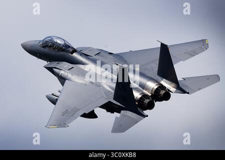 10. Mai 2018: Brandon, Suffolk, Vereinigtes Königreich – ein F-15E Strike Eagle, der der 492. Jagdgeschwader zugewiesen wurde, fliegt am 10. Mai 2018 über der Royal Air Force Lakenheath, England. Die 492nd FS trainiert regelmäßig, um sicherzustellen, dass die RAF Lakenheath einzigartige Luftkampffähigkeiten in den Kampf bringt. (Bild: © U.S. Air Force/ZUMA Wire/ZUMAPRESS.com) Stockfoto