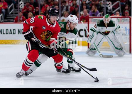 27. Dezember 2018: Chicago, Illinois, USA – Blackhawk #20 Brandon Saad und Wild #16 Jason Zucker in Aktion während des National Hockey League Spiels zwischen den Chicago Blackhawks und den Minnesota Wild im United Center in Chicago, IL. (Credit Image: &Copy; Mike Wulf/CSM via ZUMA Wire) Stockfoto