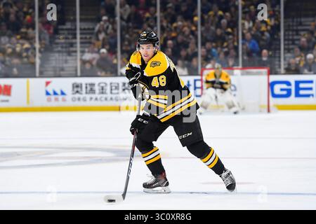 27. Dezember 2018: Matt Grzelcyk (48), Verteidiger der Boston Bruins, gewinnt die Linie während des NHL-Spiels zwischen den New Jersey Devils und den Boston Bruins im TD Garden in Boston, Mass. Die Teufel besiegen die Bruins mit 5:2. Eric Canha/CSM(Kreditbild: &Copy; Eric Canha/CSM via ZUMA Wire) Stockfoto