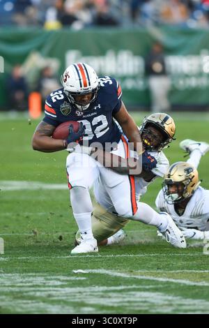 28. Dezember 2018: Auburn Tigers Running Back Malik Miller (32) lief mit dem Ball während des Spiels zwischen den Purdue Boilermakers und den Auburn Tigers im Franklin American Mortgage Music City Bowl im Nissan Stadium in Nashville. TN. Thomas McEwen/CSM (Credit Image: &Copy; Thomas McEwen/CSM via ZUMA Wire) Stockfoto
